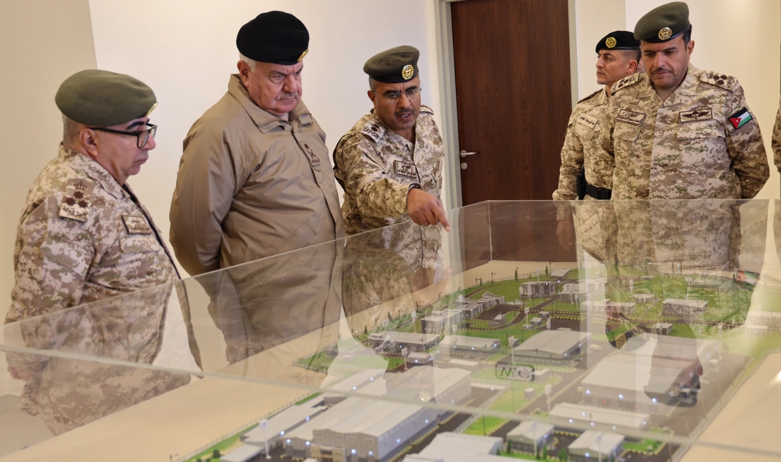 رئيس هيئة الأركان يفتتح مشاغل الأمير فيصل الرئيسية