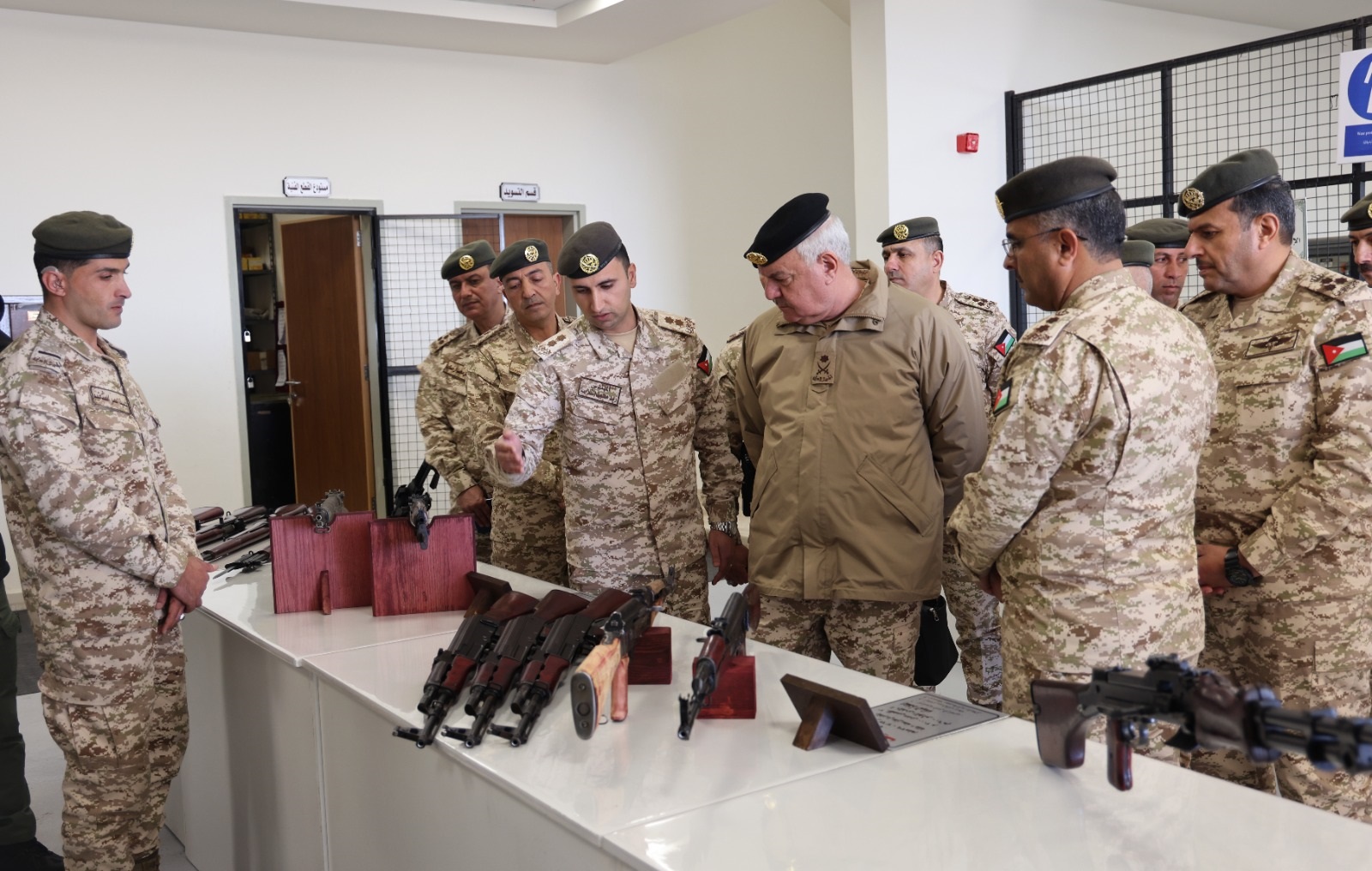 رئيس هيئة الأركان يفتتح مشاغل الأمير فيصل الرئيسية