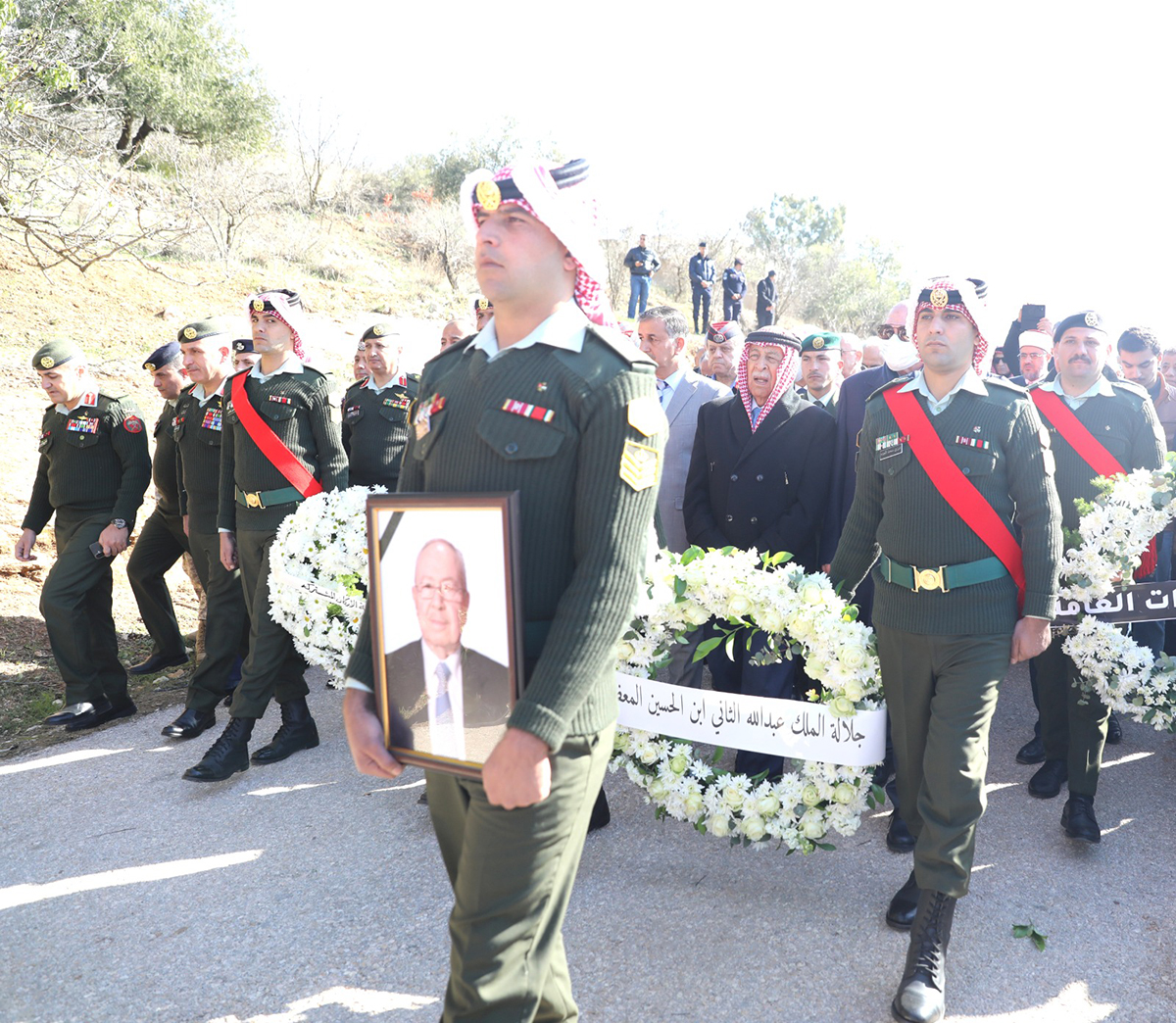 مندوبا عن الملك وولي العهد.. العيسوي يشارك في تشييع جثمان رئيس الوزراء الأسبق علي أبو الراغب