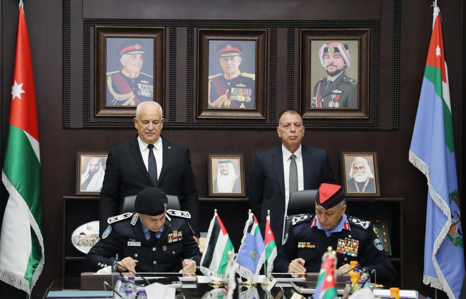 الأمن العام والشرطة الفلسطينية يوقّعان مذكّرة تفاهم لتطوير مركز الطوارئ (911) في دولة فلسطين