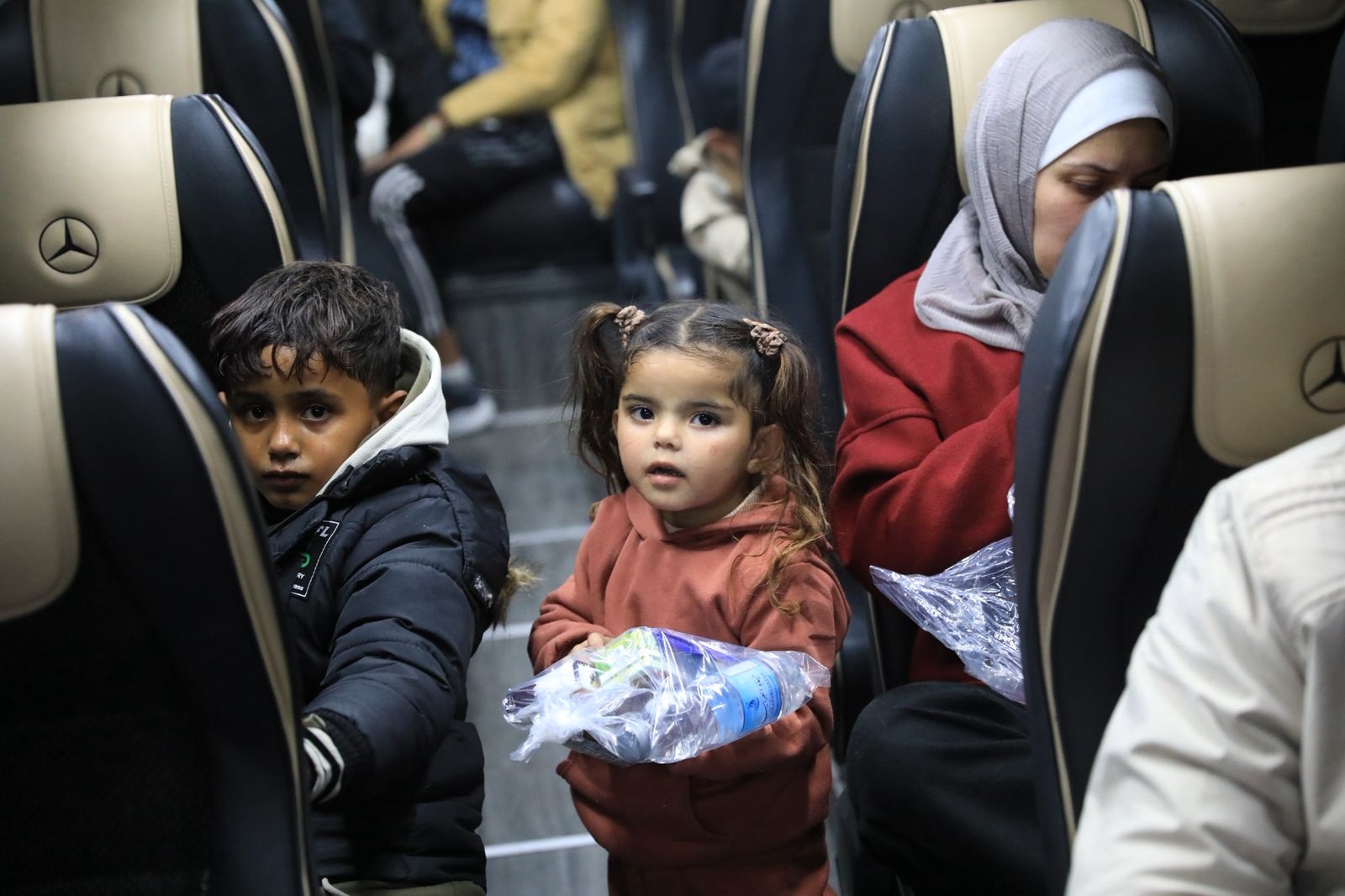 القوات المسلحة تجلي الدفعة الـ 20 من أطفال غزة المرضى للعلاج في المملكة