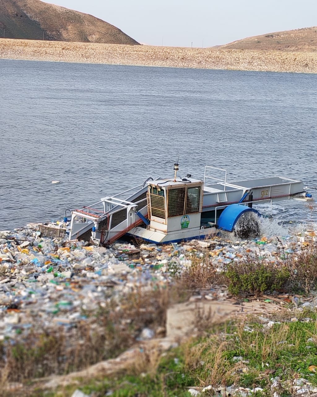 وزارة البيئة تنفذ حملة نظافة شاملة في منطقة سد الملك طلال