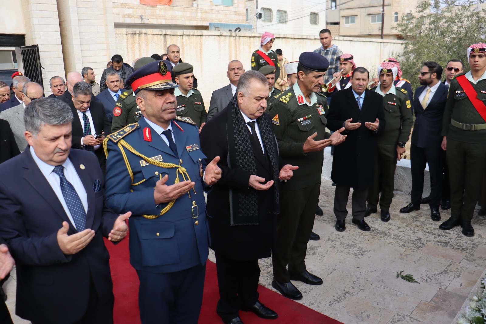 السفير العراقي يزور مقبرة شهداء الجيش العراقي