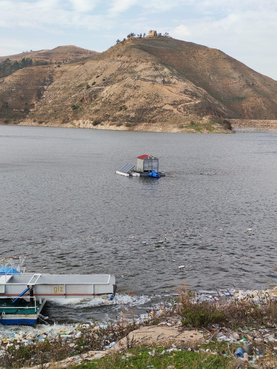 وزارة البيئة تنفذ حملة نظافة شاملة في منطقة سد الملك طلال