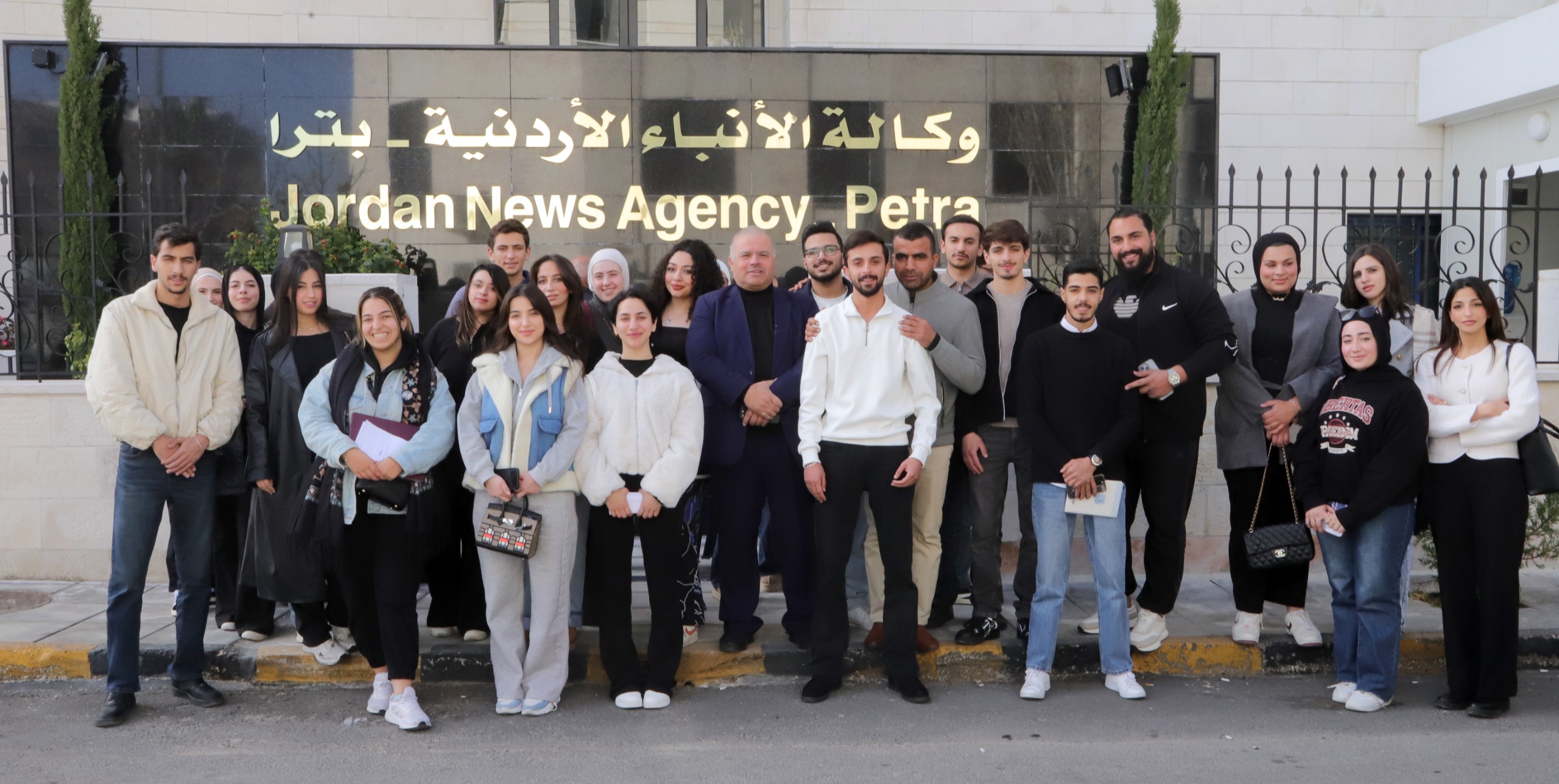 وفد طلاب من جامعة البترا يزور وكالة الأنباء الأردنية 