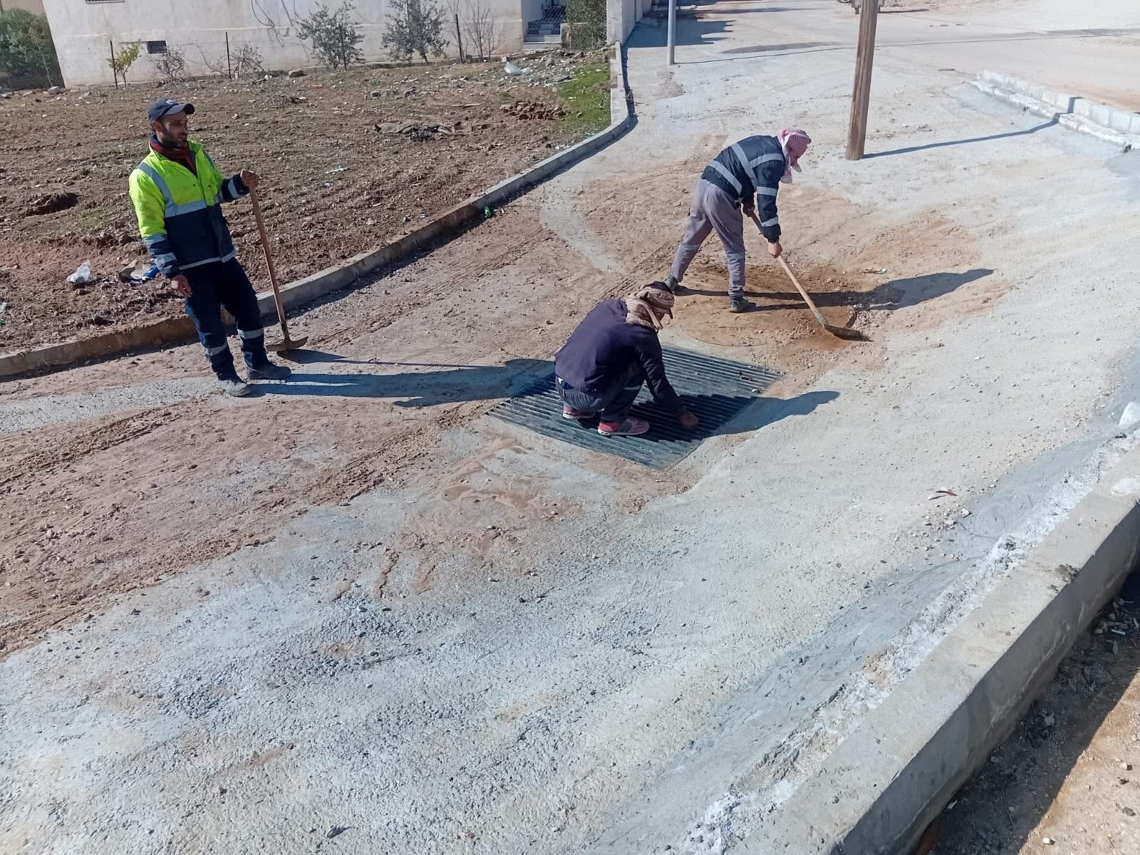 كوادر البلديات في الكرك تواصل عملها للحد من تشكل السيول