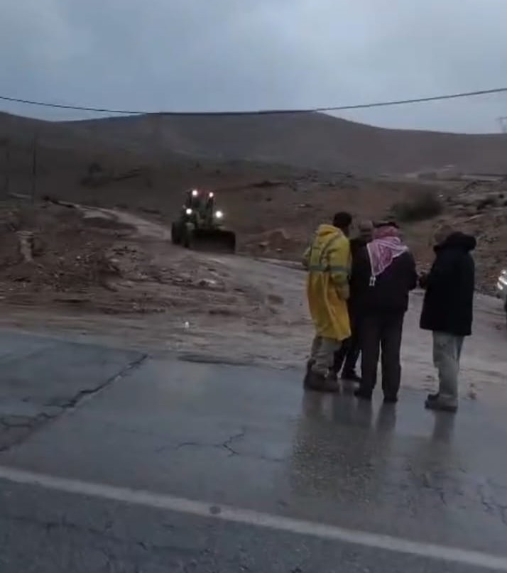 بلدية بيرين تتعامل مع آثار السيول وانجرافات بعض الطرق