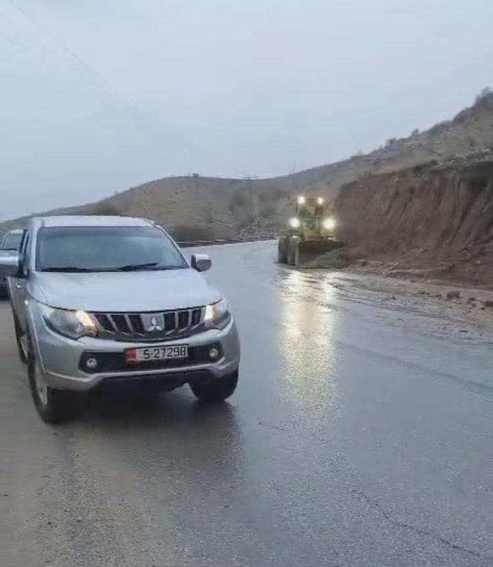 بلدية بيرين تتعامل مع آثار السيول وانجرافات بعض الطرق