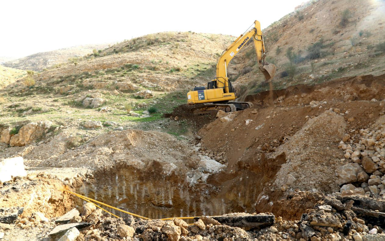 أبو السمن يتفقد أعمال معالجة الانهيارات على طريق وادي شعيب