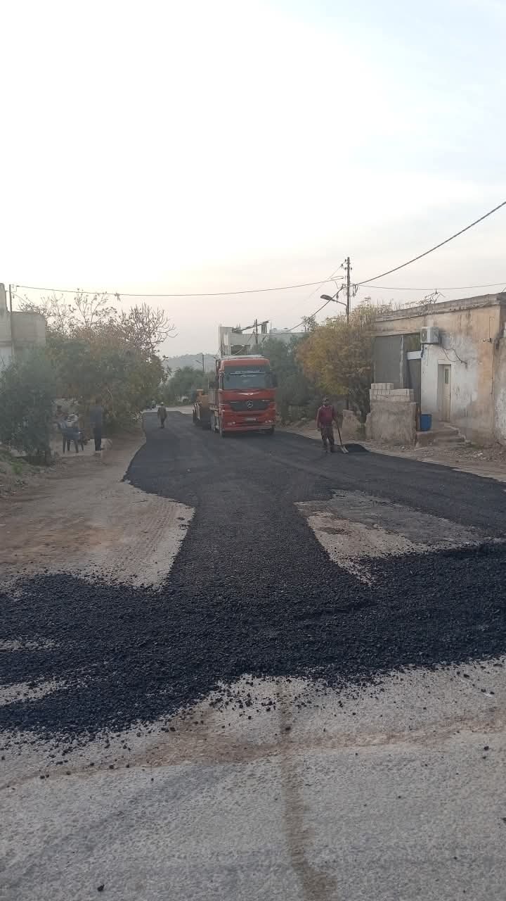 بلدية رابية الكورة تنفذ أعمال إعادة تعبيد شاملة لشارع رئيسي في منطقة زمال