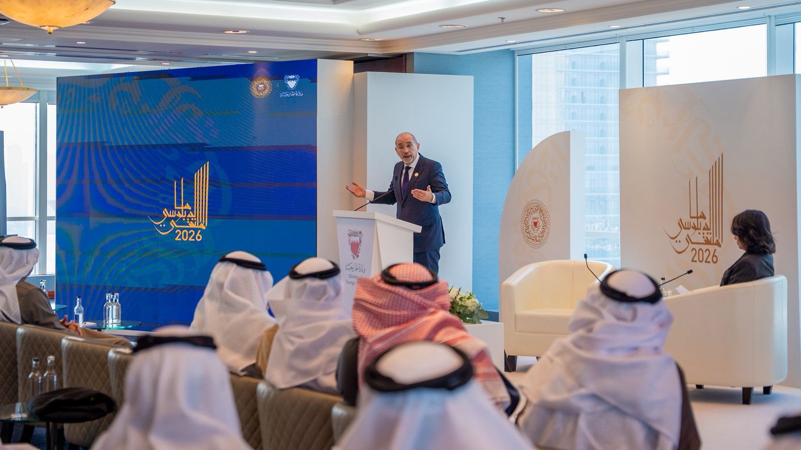 وزير الخارجية ينقل تحيات الملك وولي العهد لملك البحرين وولي عهده