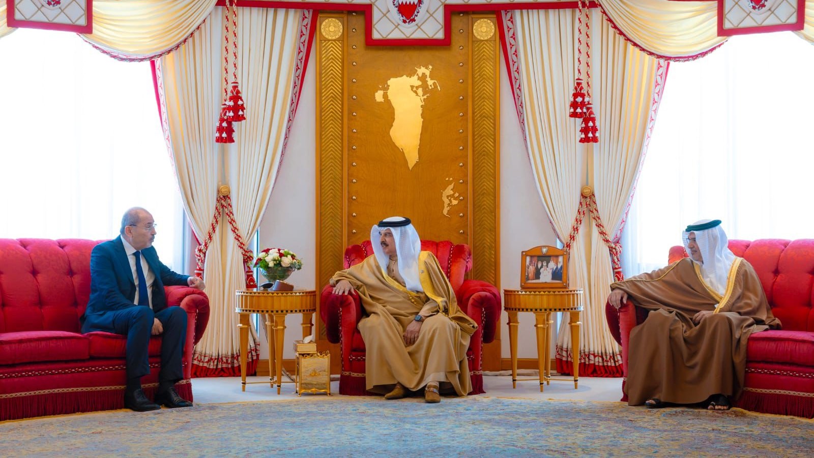 وزير الخارجية ينقل تحيات الملك وولي العهد لملك البحرين وولي عهده