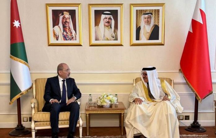 وزير الخارجية ينقل تحيات الملك وولي العهد لملك البحرين وولي عهده