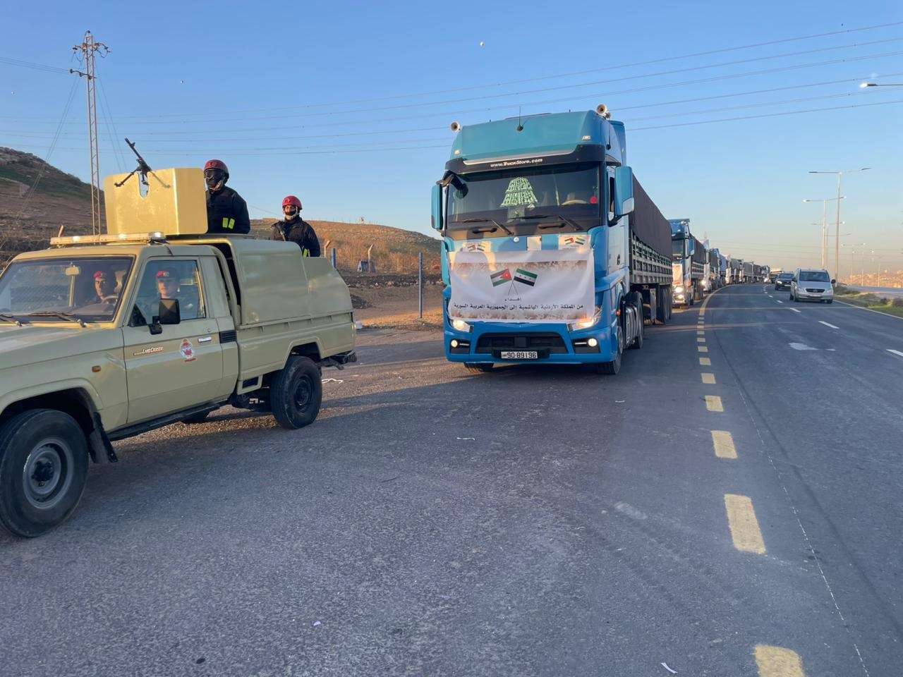 بتوجيهات ملكية ... القوات المسلحة الأردنية تُسيّر قافلة مساعدات إنسانية إلى سوريا