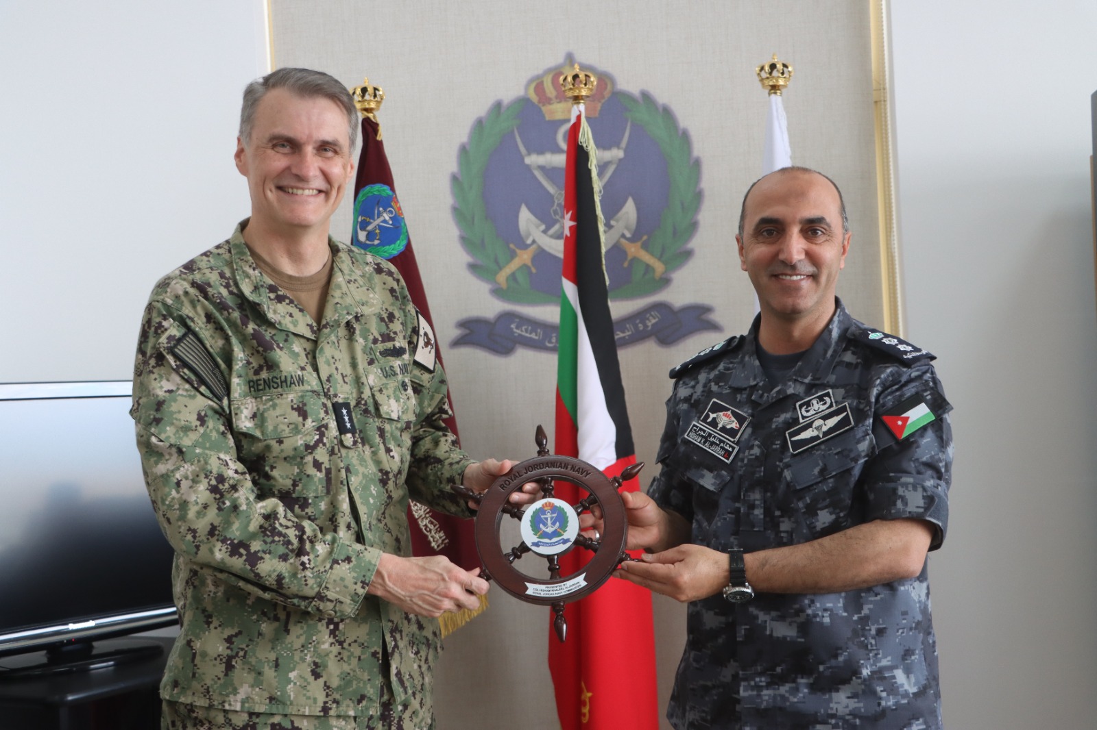 قائد القوات البحرية في القيادة المركزية الأميركية يزور قيادة القوة البحرية