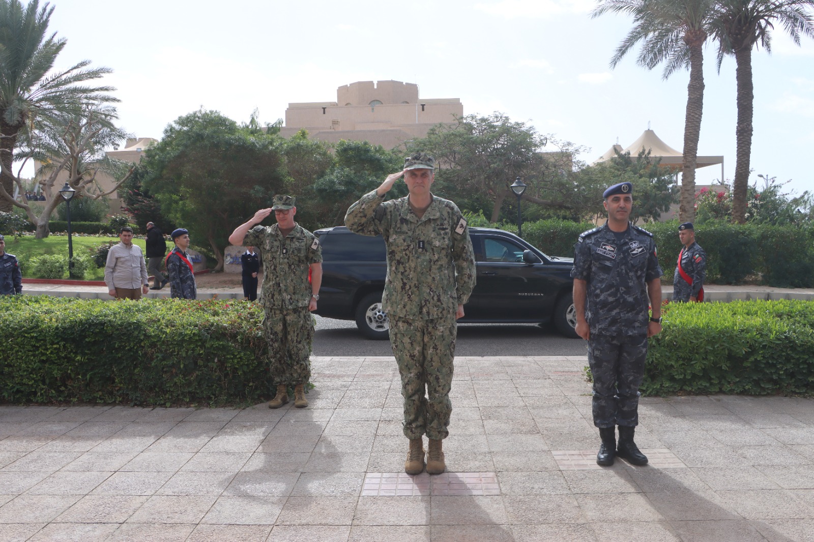 قائد القوات البحرية في القيادة المركزية الأميركية يزور قيادة القوة البحرية