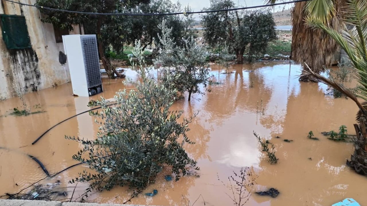 سحب تجمعات مياه حول منزل في المفرق 