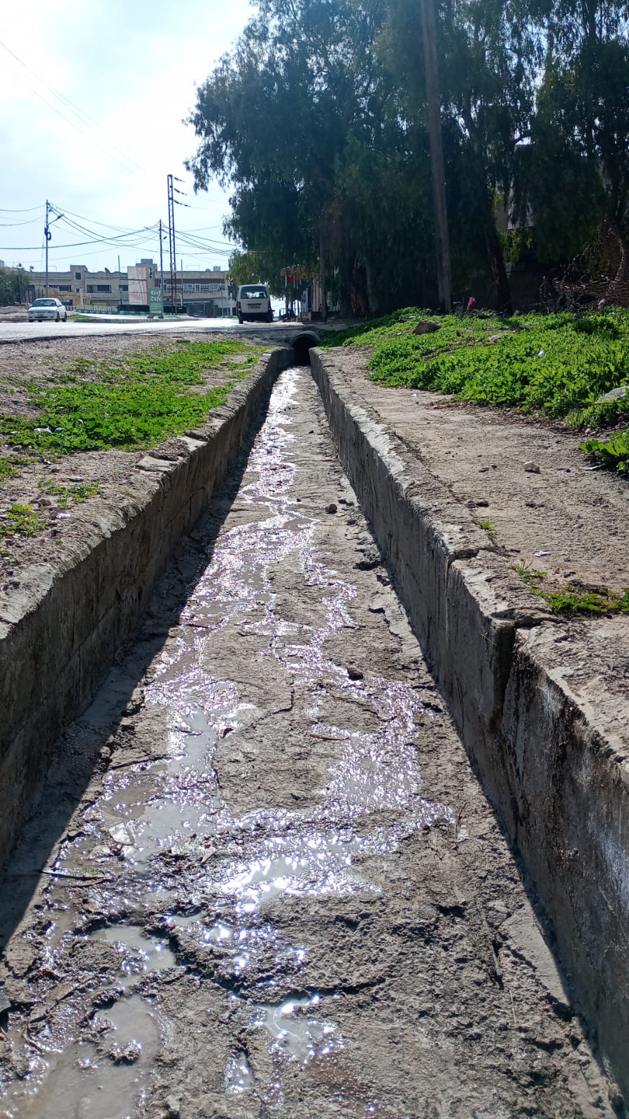 بلدية الكفارات تزيل الصخور القابلة للانهيار على المرتفعات المحاذية للطرق للحفاظ على السلامة العامة