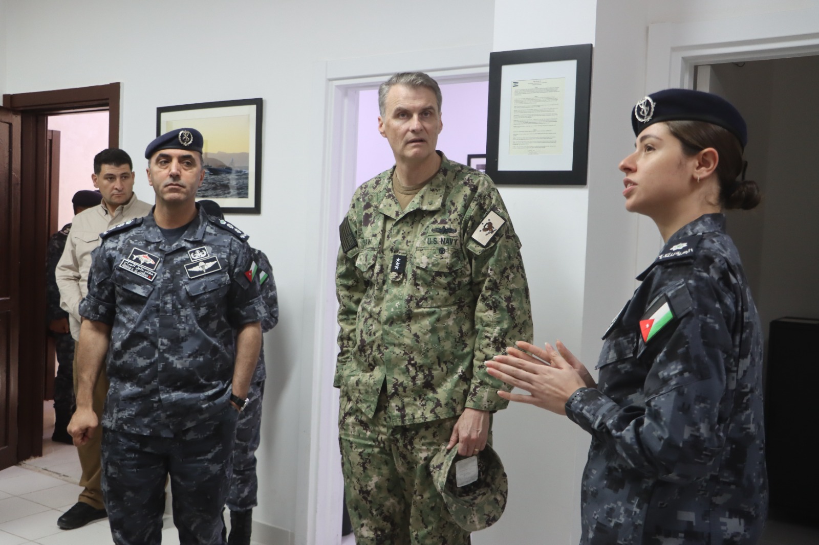 قائد القوات البحرية في القيادة المركزية الأميركية يزور قيادة القوة البحرية