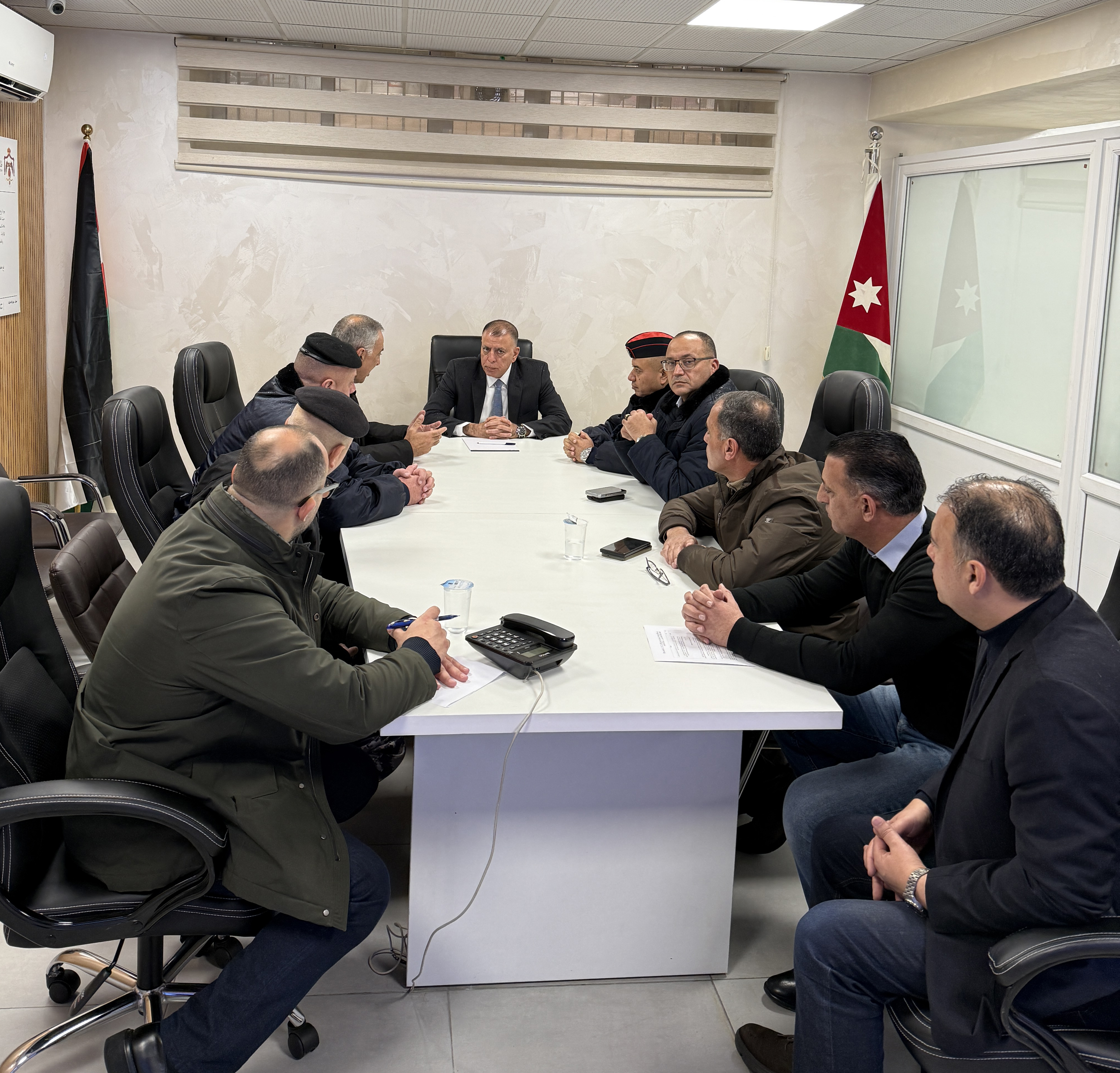 وزير الداخلية يتابع مع غرفة عمليات العاصمة آخر تطورات الظروف الجوية 