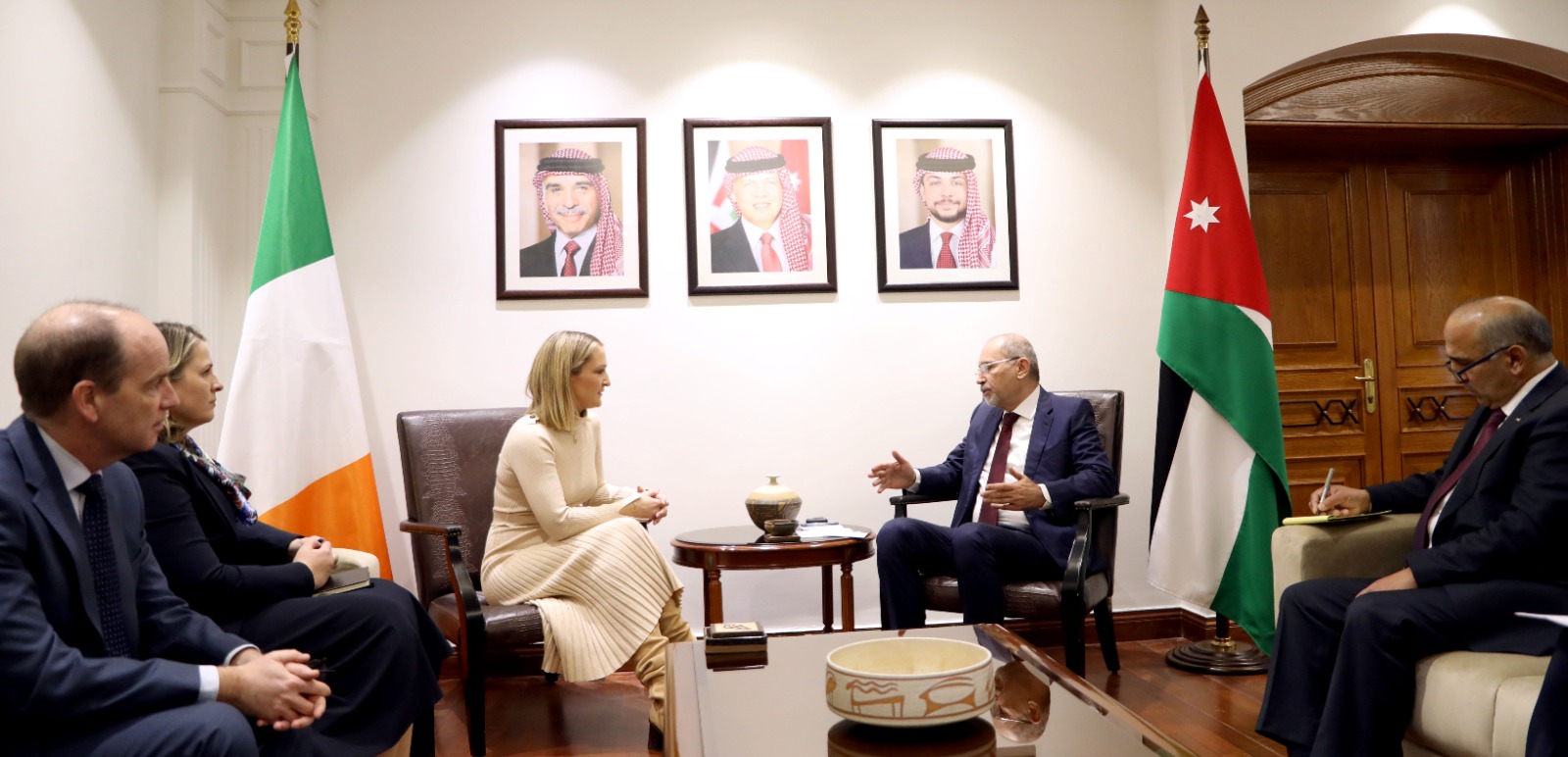 وزير الخارجية يبحث مع نظيرته الايرلندية العلاقات الثنائية والتطورات في المنطقة