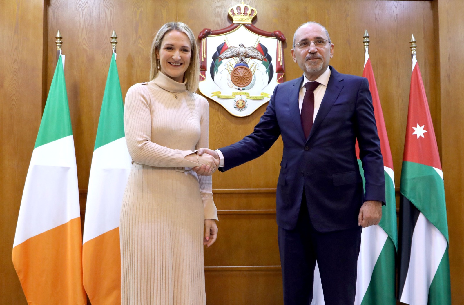 وزير الخارجية يبحث مع نظيرته الايرلندية العلاقات الثنائية والتطورات في المنطقة