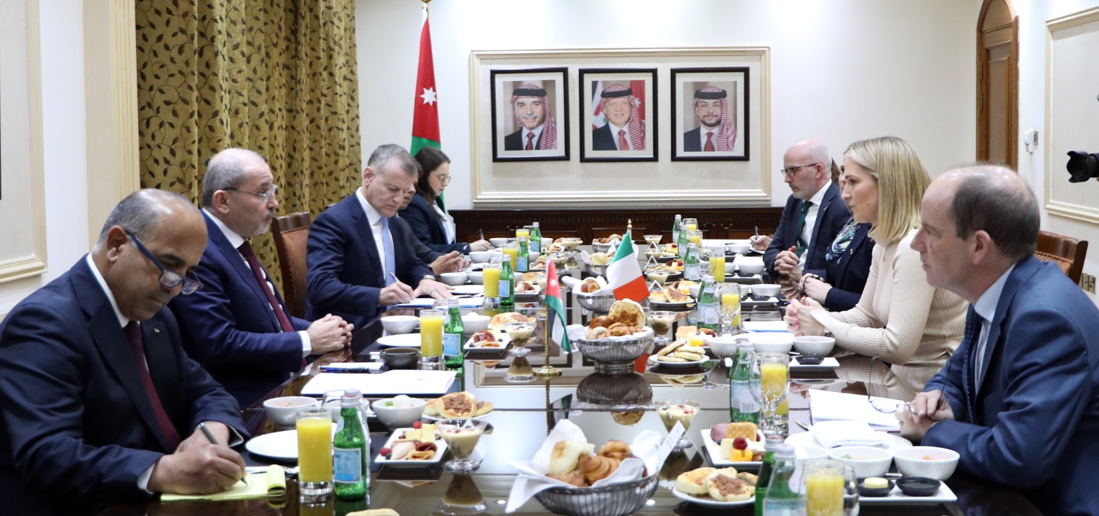 وزير الخارجية يبحث مع نظيرته الايرلندية العلاقات الثنائية والتطورات في المنطقة