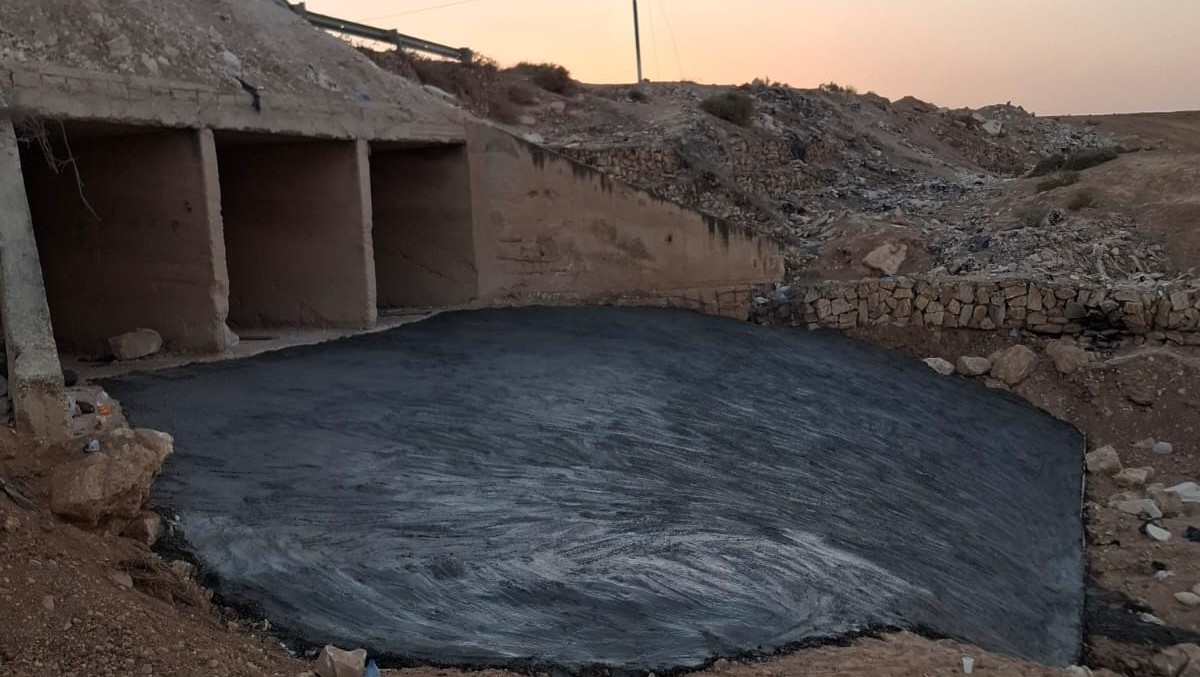 بلدية الرمثا تعالج حفرة على طريق سد البويضة