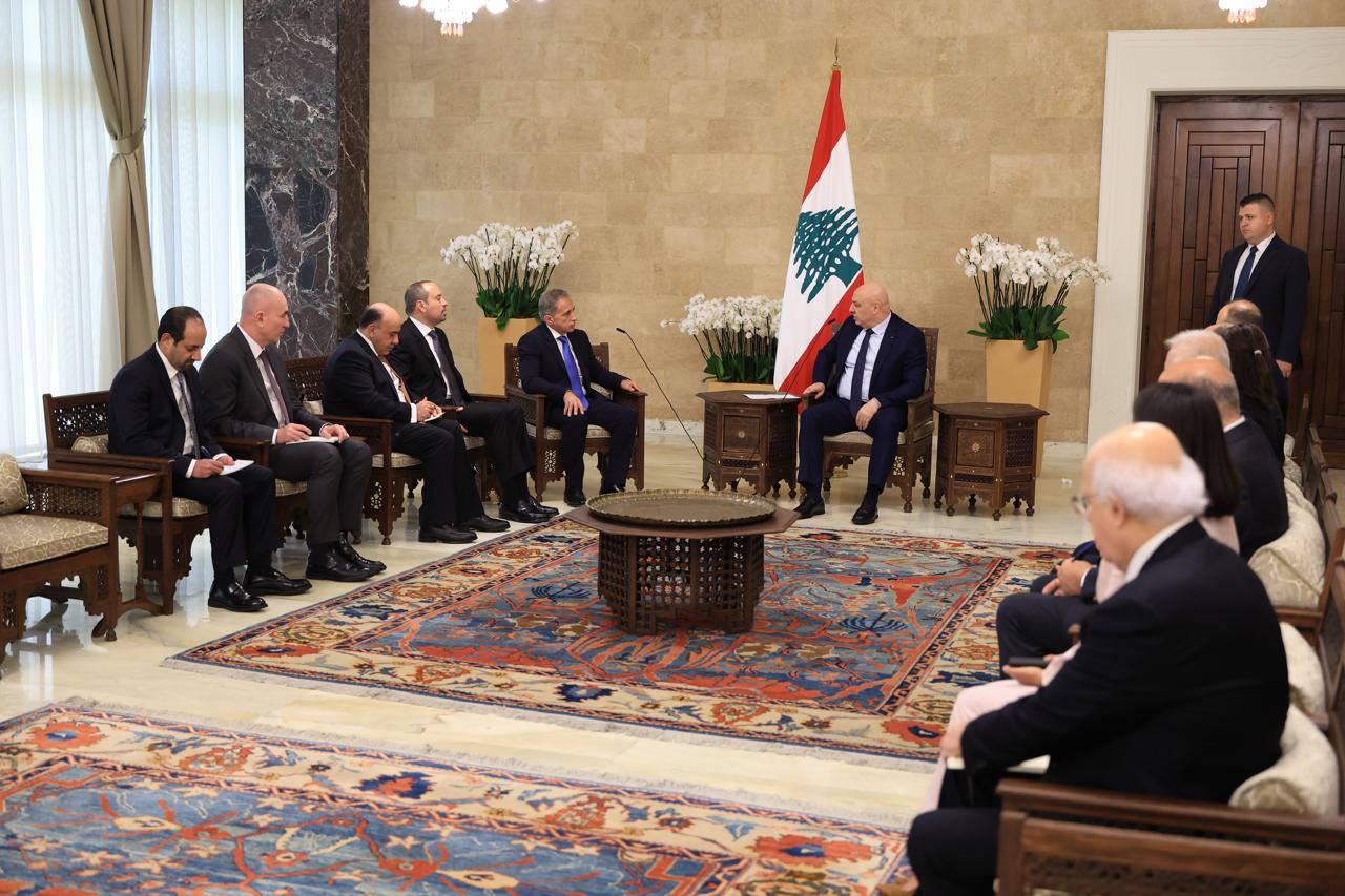 رئيس الوزراء ينقل تحيَّات الملك إلى الرئيس اللبناني