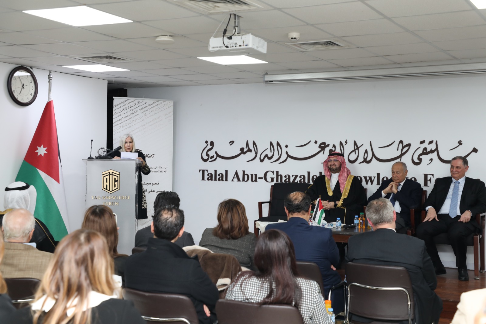 إشهار كتاب سردية الأروقة للدكتورة هيفاء أبو غزالة 