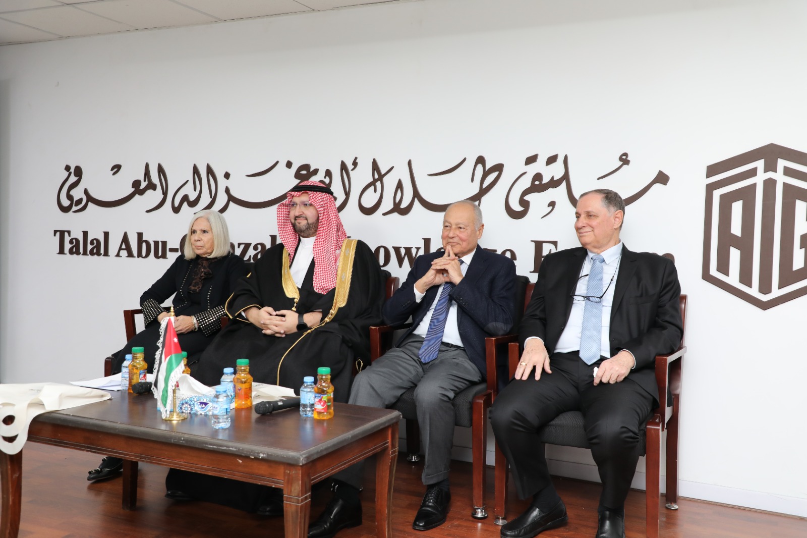 إشهار كتاب سردية الأروقة للدكتورة هيفاء أبو غزالة 