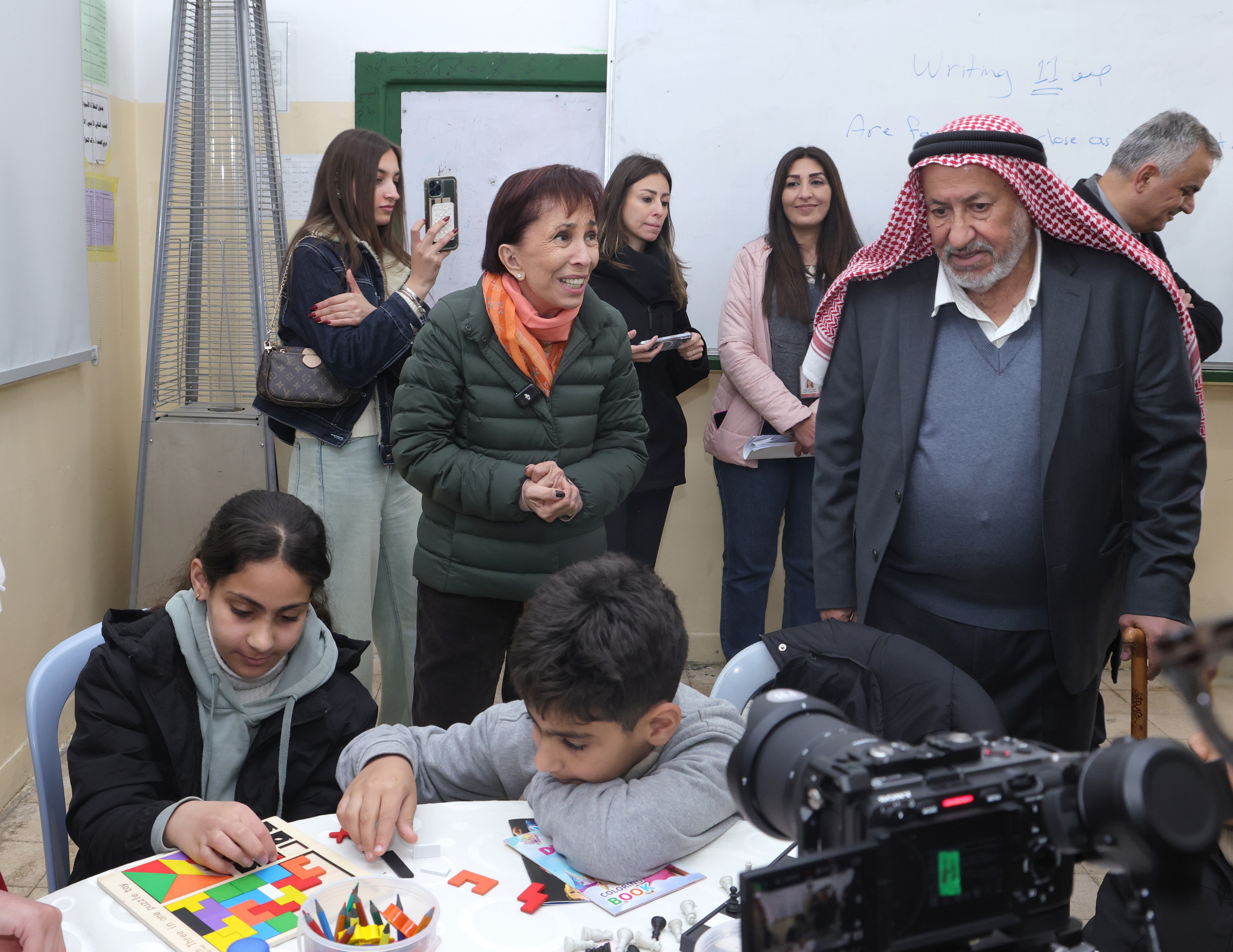 الأميرة بسمة بنت طلال تسلم مساعدات البر والإحسان للأسر العفيفة في منطقة جبل الجوفة 