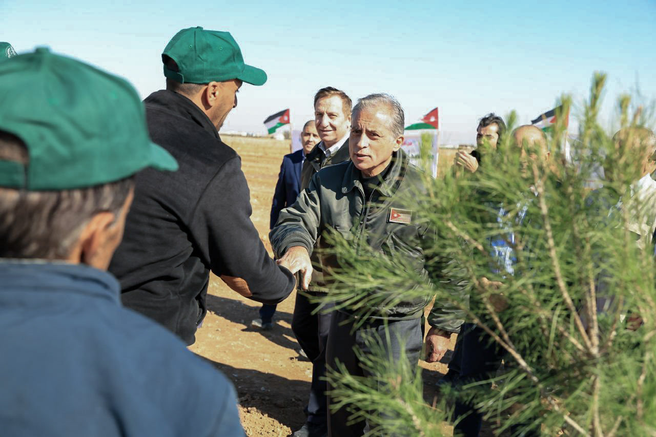 رئيس الوزراء يشارك في زراعة حديقة المفرق الجديدة إيذاناً ببدء أعمال إنشائها على مساحة 200 دونم ويتفقَّد مواقع في إطار جولاته الميدانيَّة
