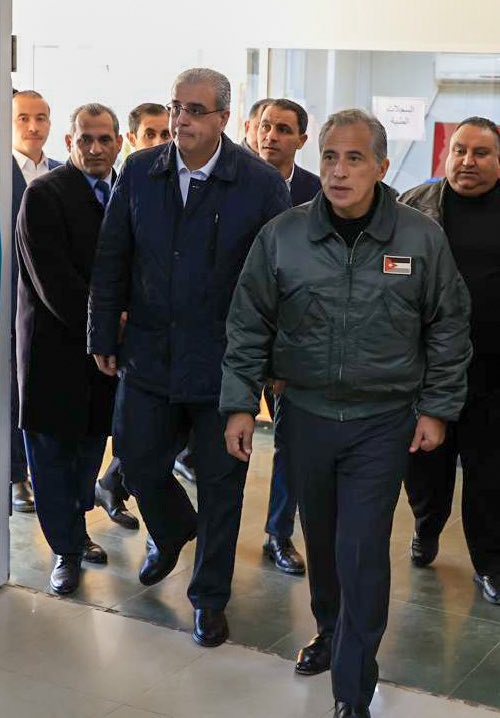 رئيس الوزراء يشارك في زراعة حديقة المفرق الجديدة إيذاناً ببدء أعمال إنشائها على مساحة 200 دونم ويتفقَّد مواقع في إطار جولاته الميدانيَّة