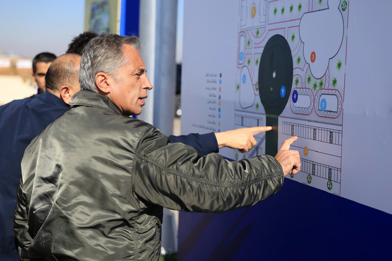 رئيس الوزراء يشارك في زراعة حديقة المفرق الجديدة إيذاناً ببدء أعمال إنشائها على مساحة 200 دونم ويتفقَّد مواقع في إطار جولاته الميدانيَّة