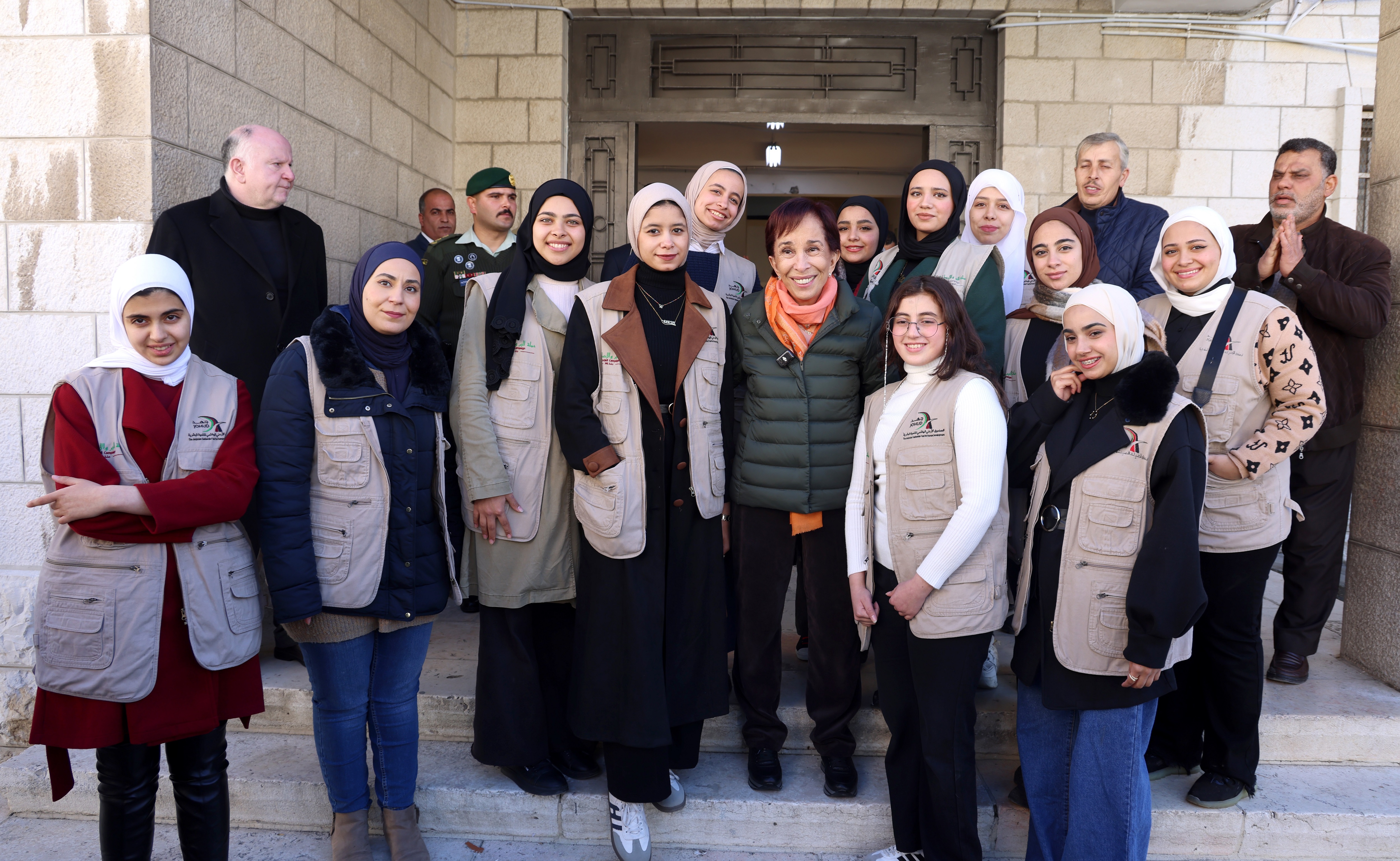 الأميرة بسمة بنت طلال تسلم مساعدات البر والإحسان للأسر العفيفة في منطقة جبل الجوفة 