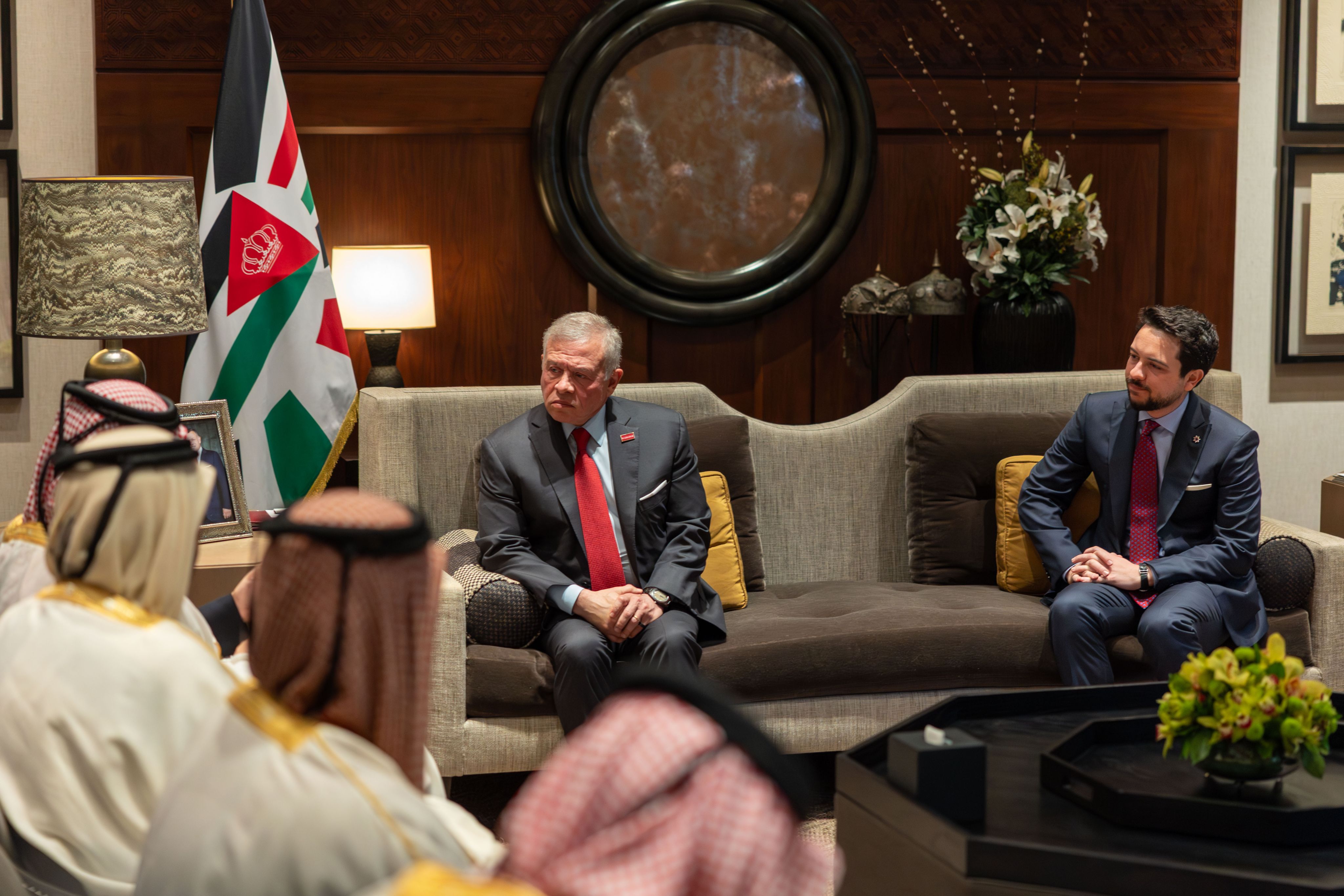 الملك يستقبل رئيس الوزراء القطري