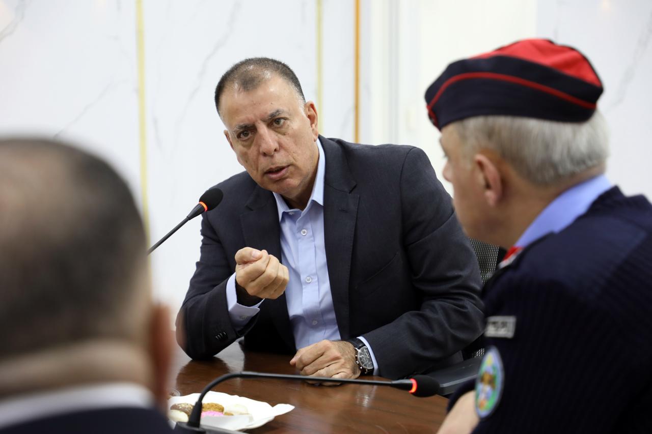  وزير الداخلية يتابع سير العمل في جسر الملك حسين