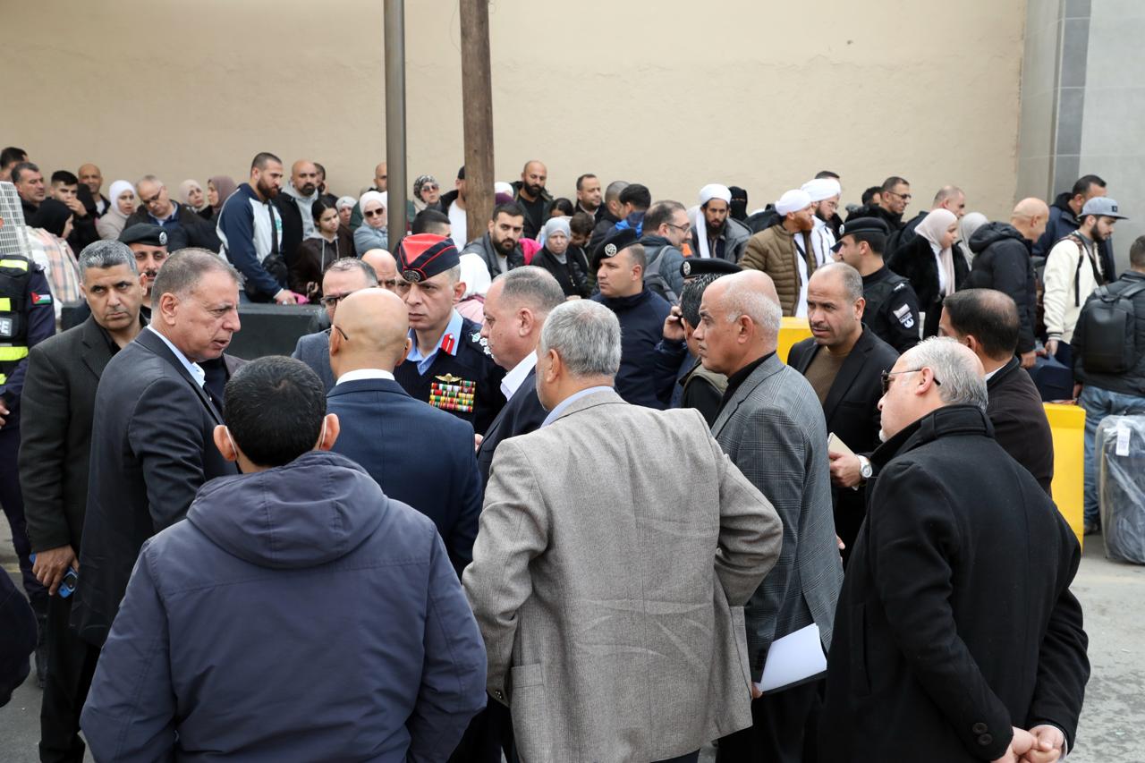  وزير الداخلية يتابع سير العمل في جسر الملك حسين