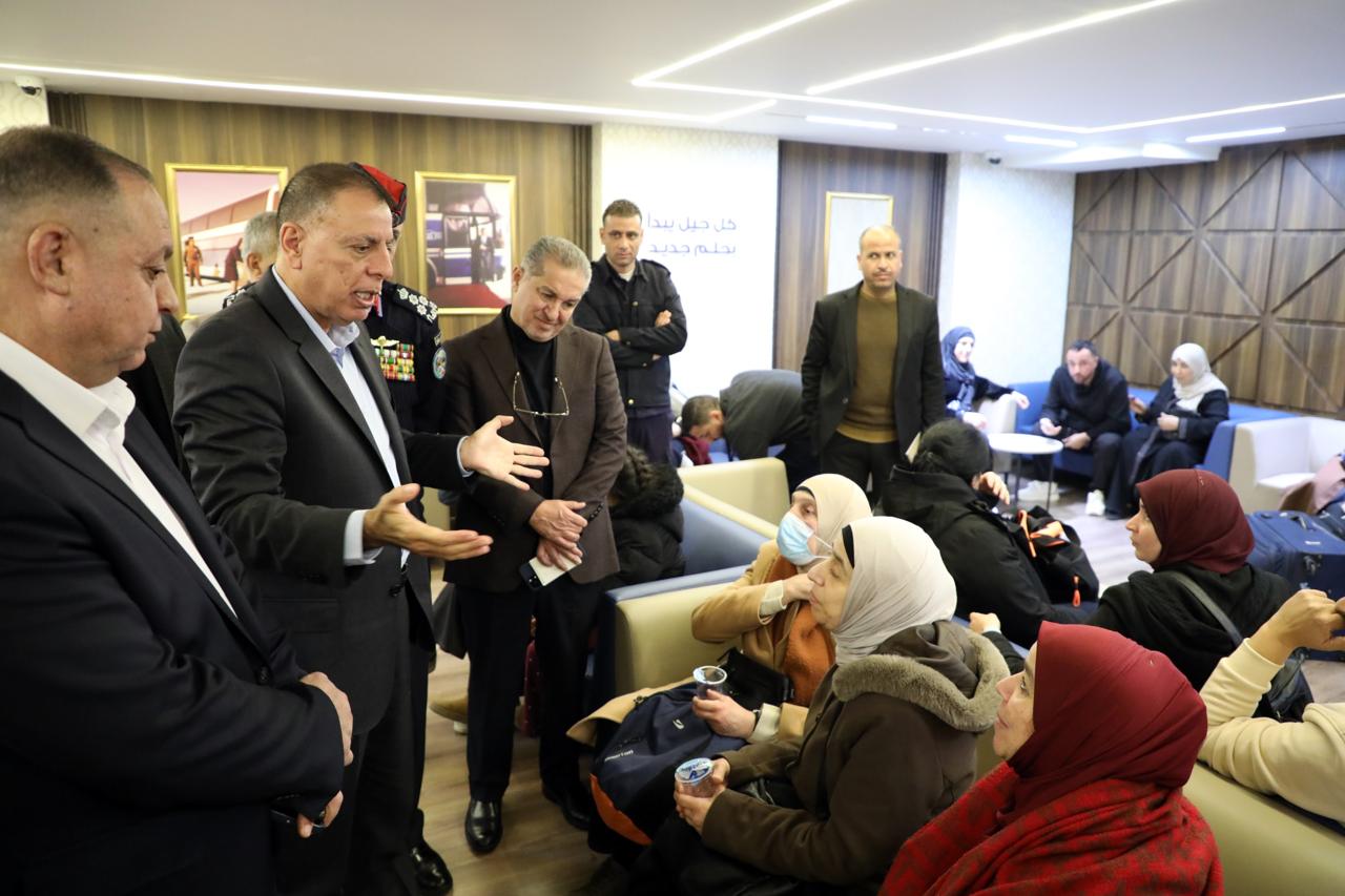  وزير الداخلية يتابع سير العمل في جسر الملك حسين