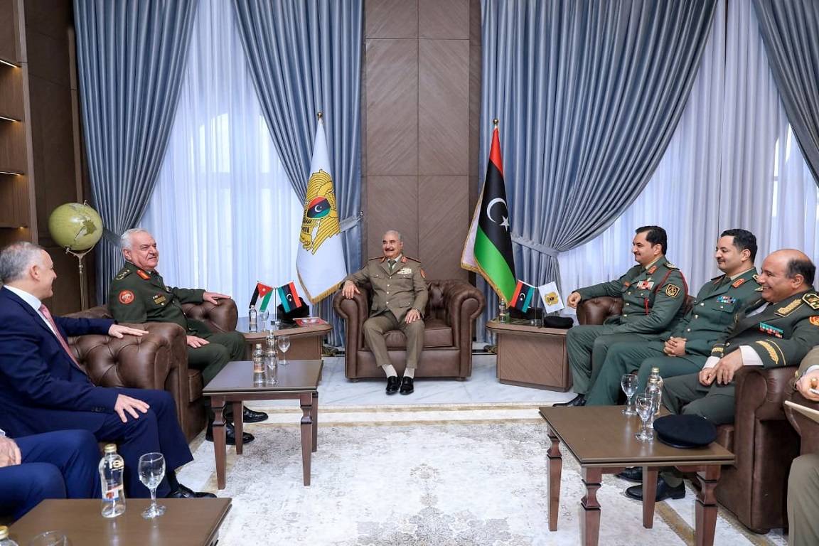 اللواء الركن الحنيطي يلتقي القائد العام للقوات المسلحة العربية الليبية