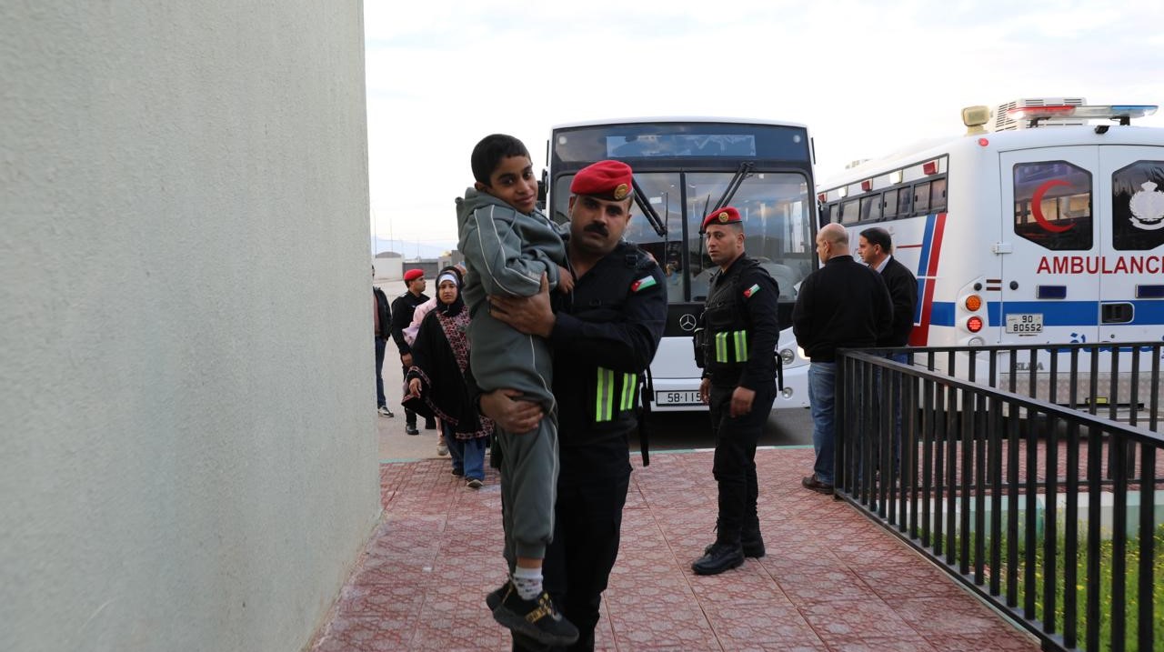 القوات المسلحة تجلي دفعة جديدة من أطفال غزة المرضى للعلاج في المملكة