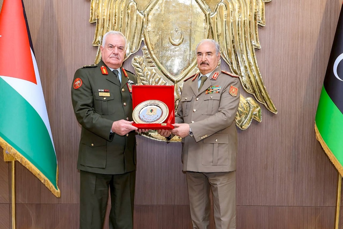 اللواء الركن الحنيطي يلتقي القائد العام للقوات المسلحة العربية الليبية