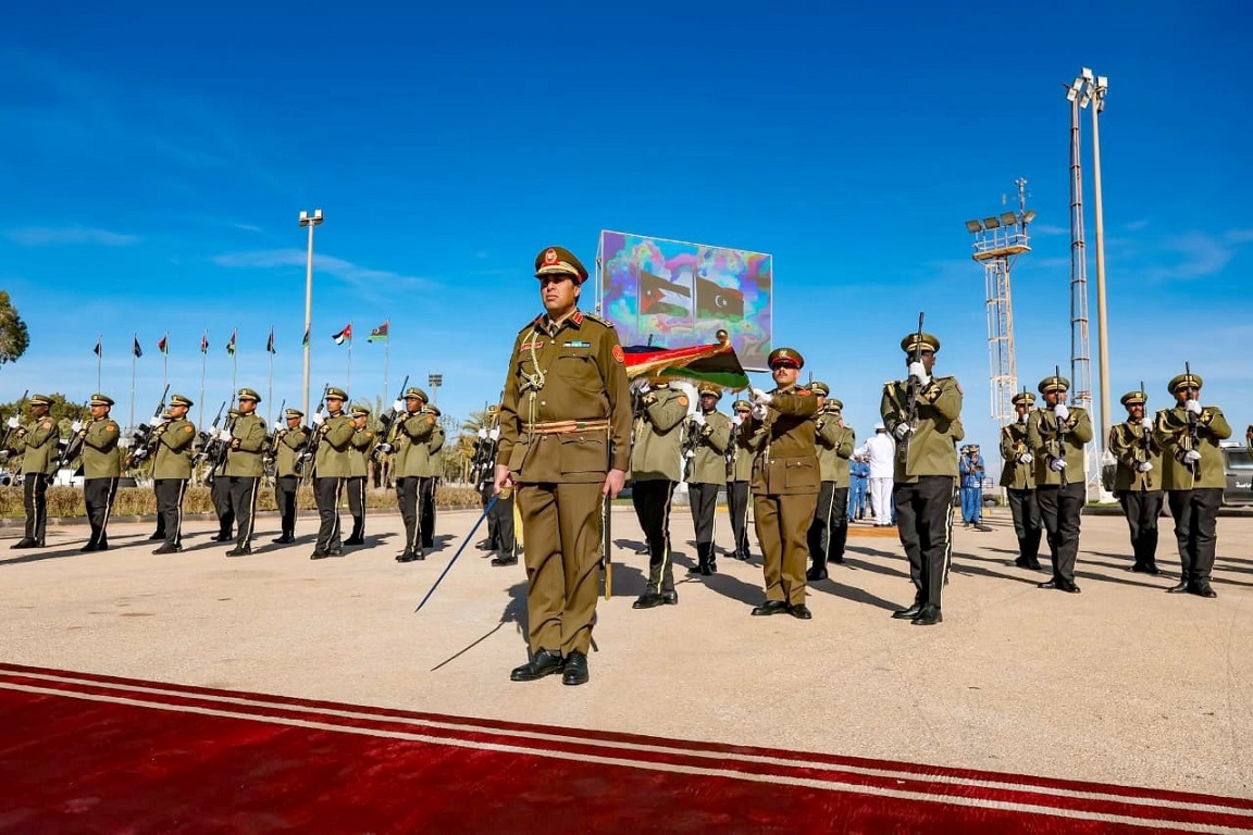 اللواء الركن الحنيطي يلتقي القائد العام للقوات المسلحة العربية الليبية