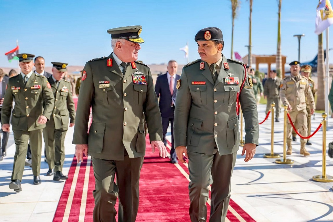اللواء الركن الحنيطي يلتقي القائد العام للقوات المسلحة العربية الليبية