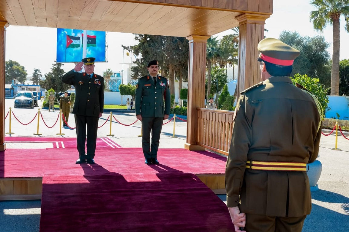 اللواء الركن الحنيطي يلتقي القائد العام للقوات المسلحة العربية الليبية