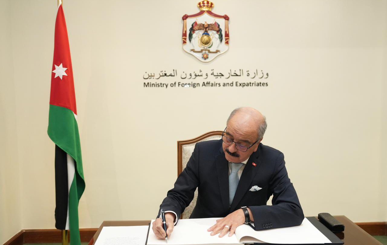 وزير الخارجية يلتقي نظيره التونسي