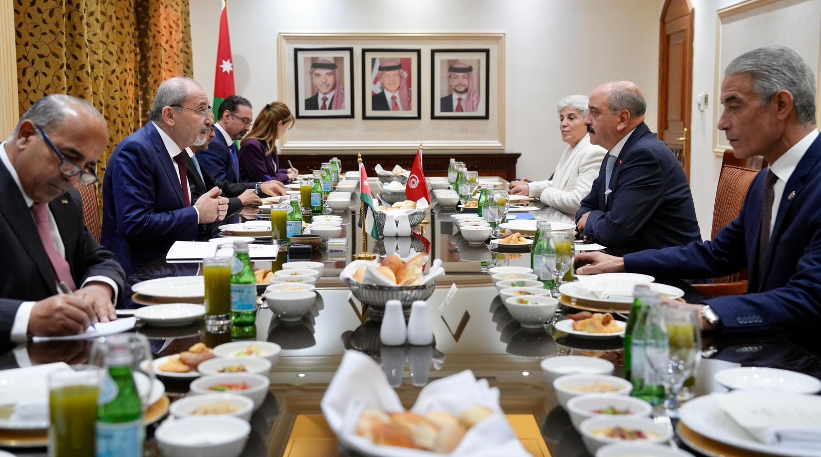 وزير الخارجية يلتقي نظيره التونسي