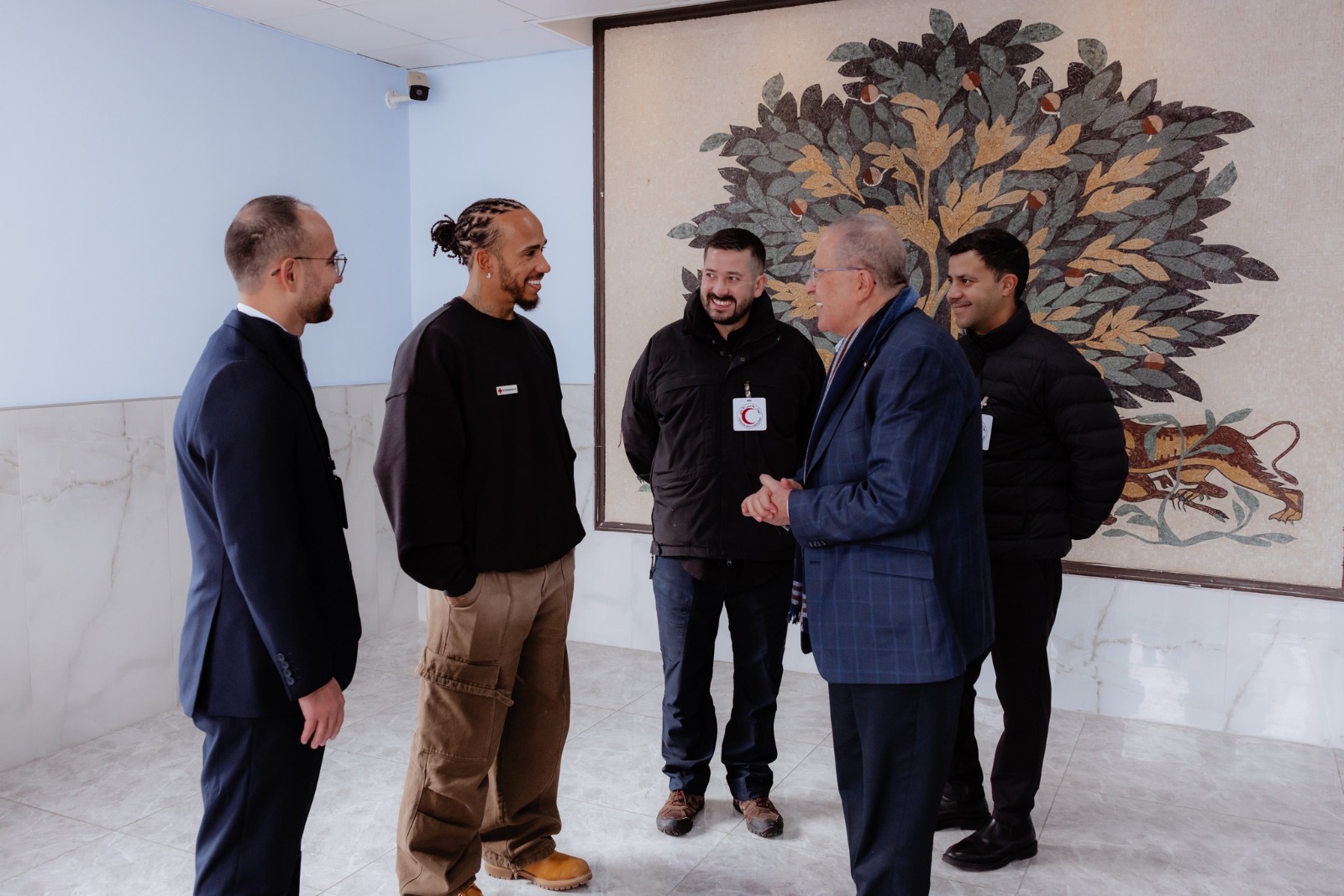 بطل العالم في الفورميولا ون يزور الهلال الأحمر الأردني