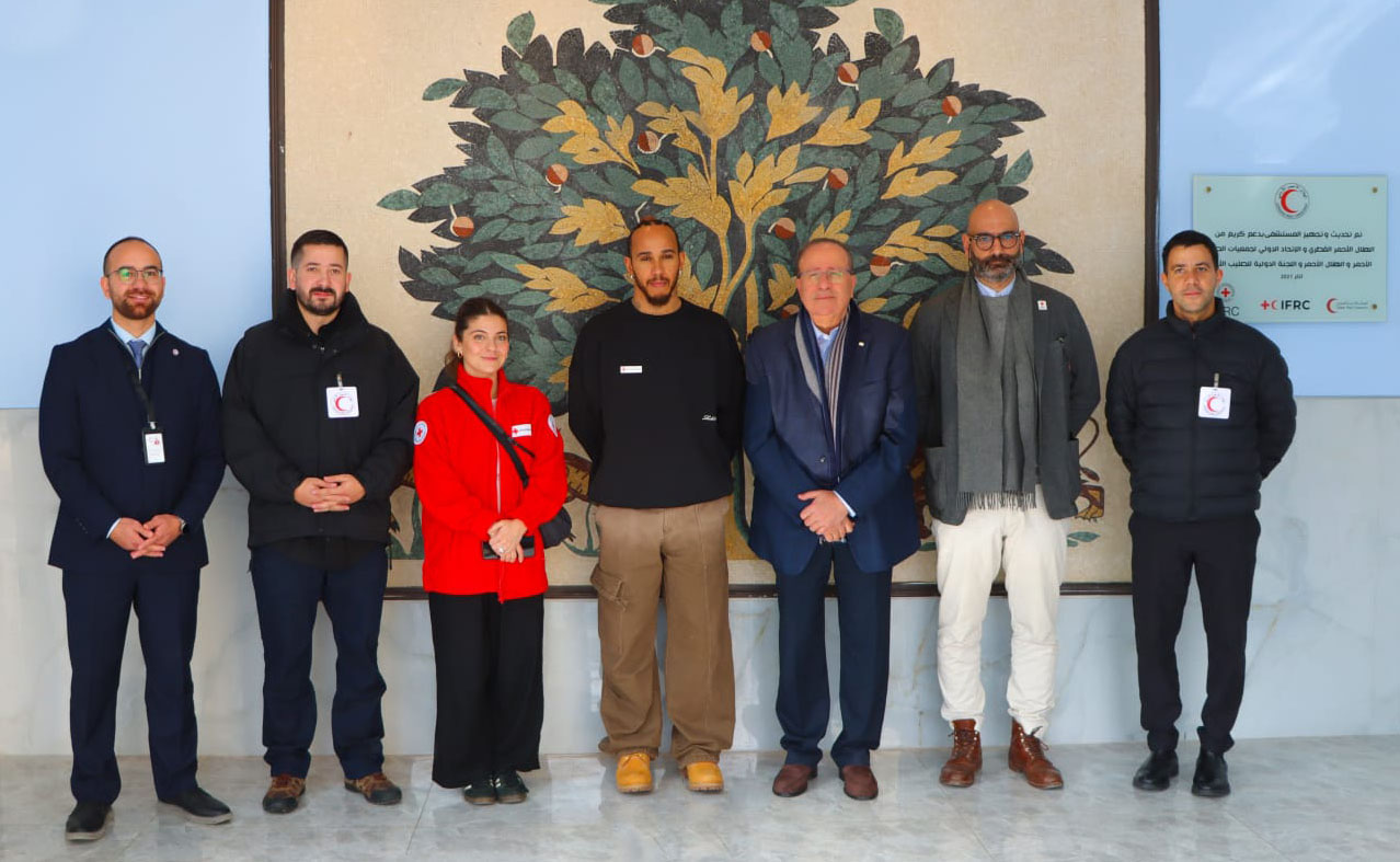 بطل العالم في الفورميولا ون يزور الهلال الأحمر الأردني